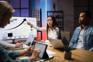 multi-ethnic-economists-analysing-financial-growth-scaled